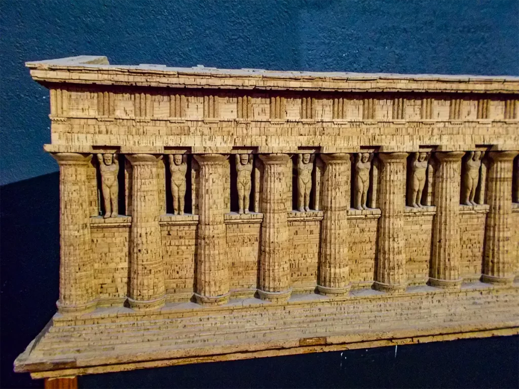 Ricostruzione della decorazione del Tempio di Zeus Olimpio di Agrigento, modellino in sughero esposto al Museo Archeologico Regionale Pietro Griffo (foto di Antonietta Patti)