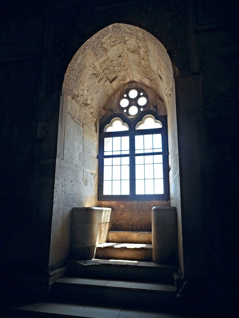 castel del monte interno con finestra