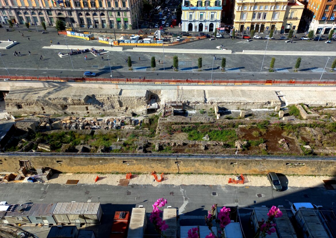 archeologia infrastrutture imprese resti archeologici della città romana di Neapolis messi in luce durante i lavori urbanistici in Piazza Municipio a Napoli